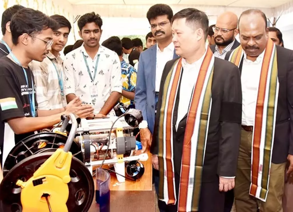 Tamil Nadu : युवाओं को टेक्नोलॉजी सिखाने के लिए आगे आना चाहिए Tamil Nadu : युवाओं को टेक्नोलॉजी सिखाने के लिए आगे आना चाहिए