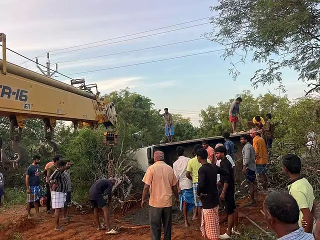 Thenlai के पास मिनी लॉरी पलटने से 3 मजदूर मारे गए, 2 गंभीर रूप से घायल हो गए Thenlai के पास मिनी लॉरी पलटने से 3 मजदूर मारे गए, 2 गंभीर रूप से घायल हो गए