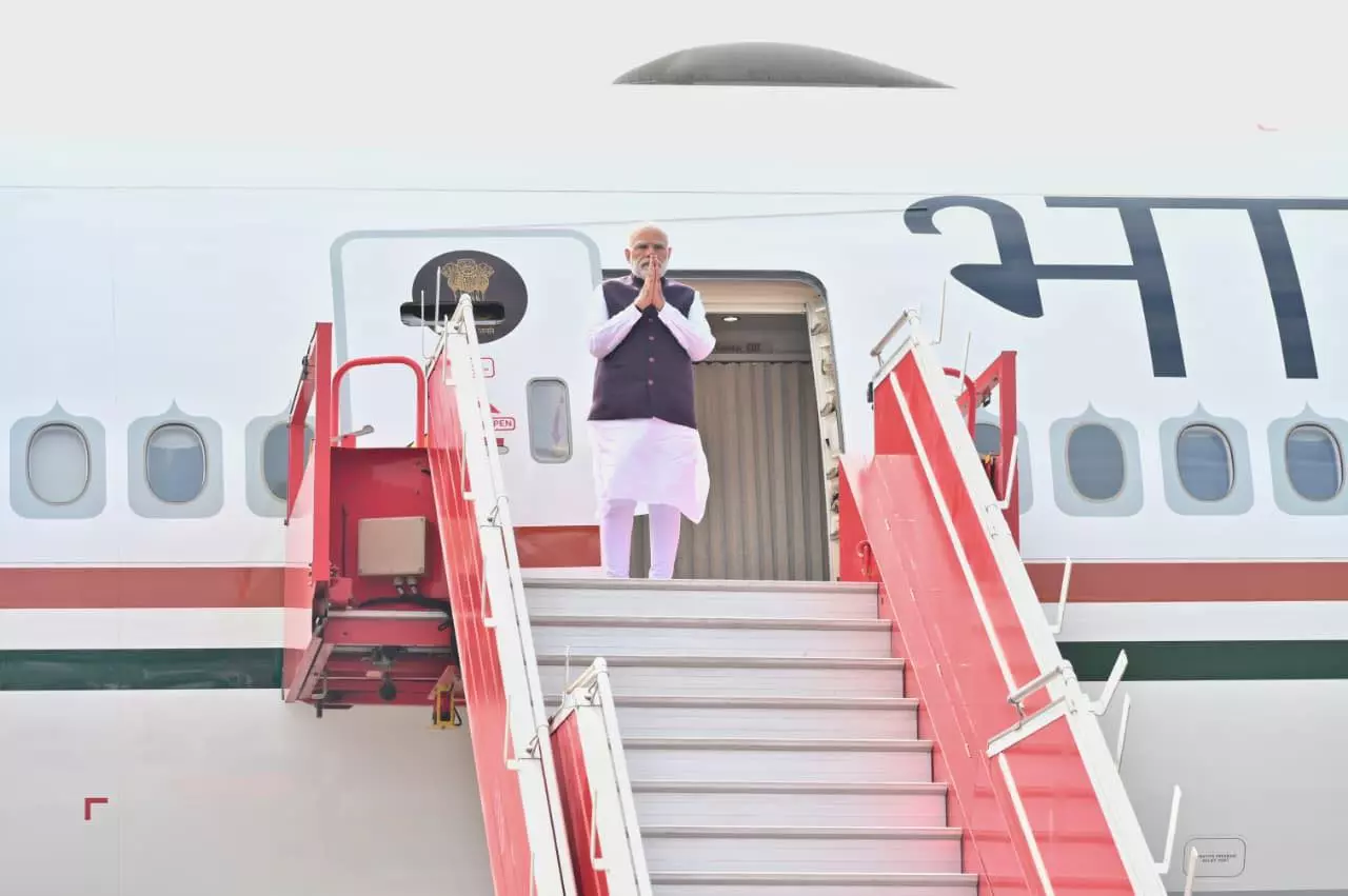 पीएम मोदी जब रायपुर विमानतल पहुंचे उस दौरान की तस्वीरें पीएम मोदी जब रायपुर विमानतल पहुंचे उस दौरान की तस्वीरें