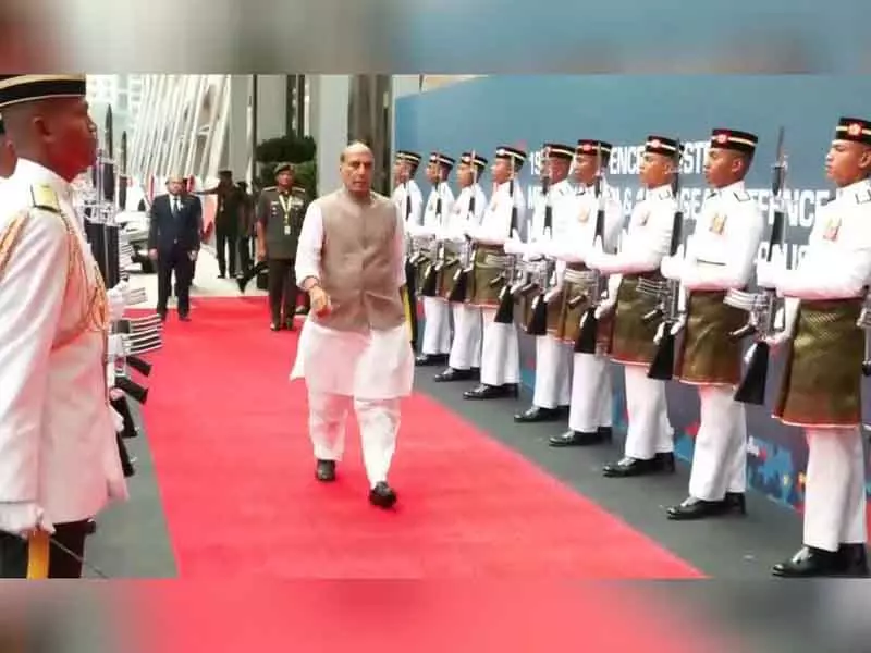 राजनाथ सिंह आसियान रक्षा मंत्रियों की बैठक के लिए कुआलालंपुर पहुंचे राजनाथ सिंह आसियान रक्षा मंत्रियों की बैठक के लिए कुआलालंपुर पहुंचे