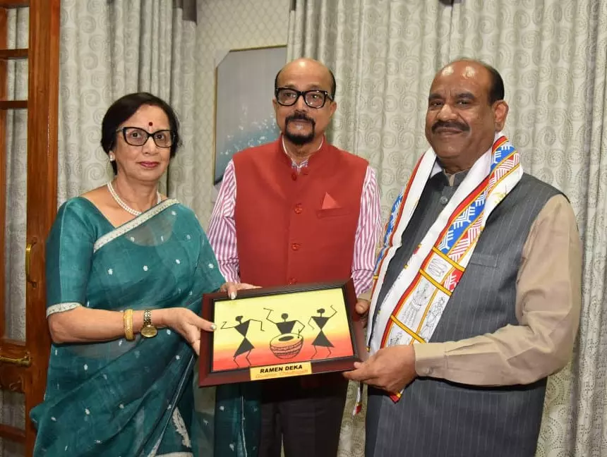 राज्यपाल रमेन डेका ने लोकसभा अध्यक्ष बिड़ला को स्मृति चिन्ह भेंट किया राज्यपाल रमेन डेका ने लोकसभा अध्यक्ष बिड़ला को स्मृति चिन्ह भेंट किया