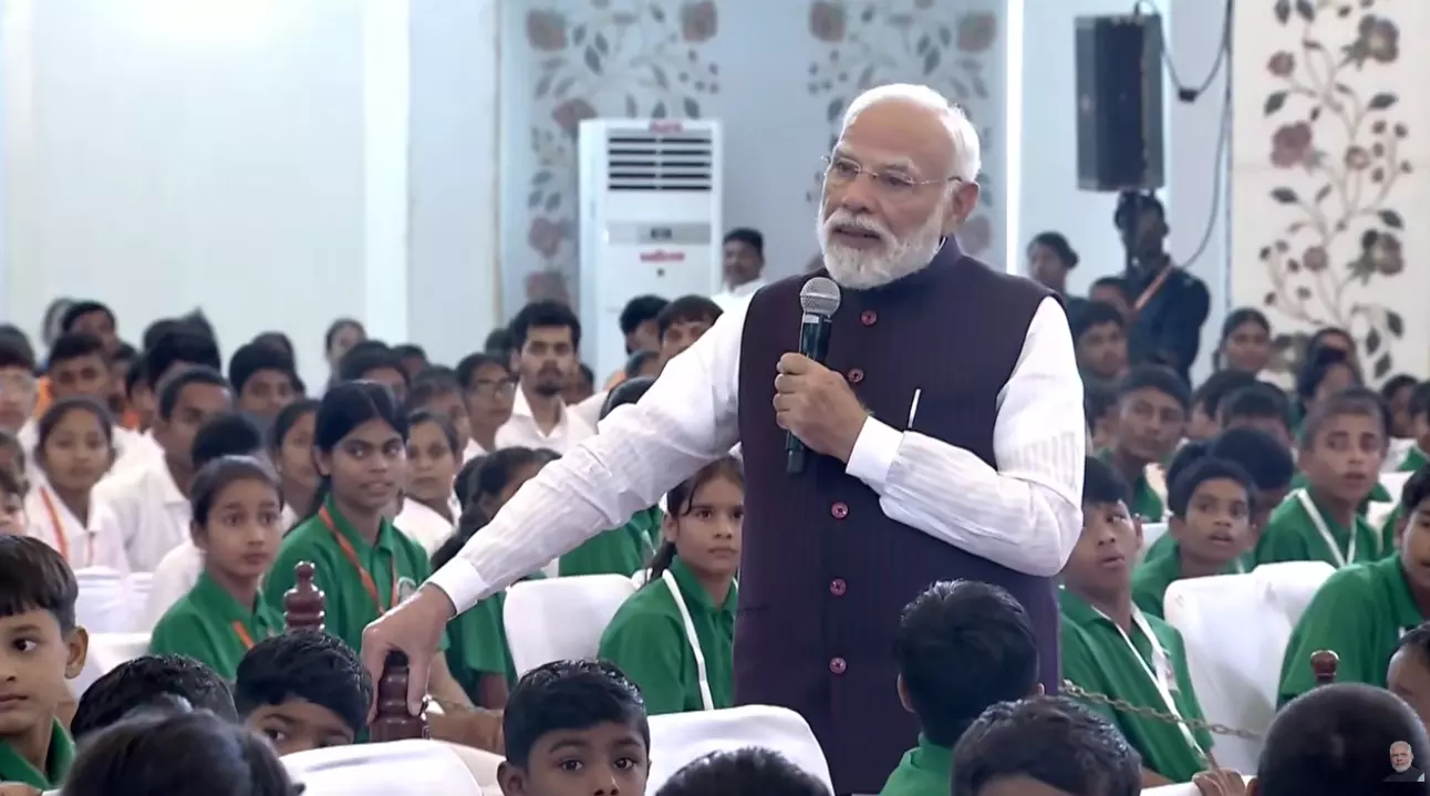 हाथ में माइक थामे PM मोदी, सत्य साईं अस्पताल में बच्चों से बातचीत की हाथ में माइक थामे PM मोदी, सत्य साईं अस्पताल में बच्चों से बातचीत की