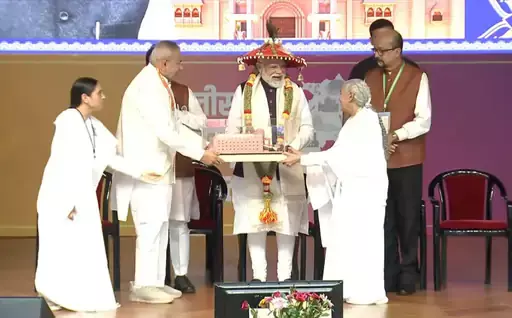 ब्रह्माकुमारी दीदियों ने पीएम मोदी को खुमड़ी पहनाकर किया स्वागत ब्रह्माकुमारी दीदियों ने पीएम मोदी को खुमड़ी पहनाकर किया स्वागत
