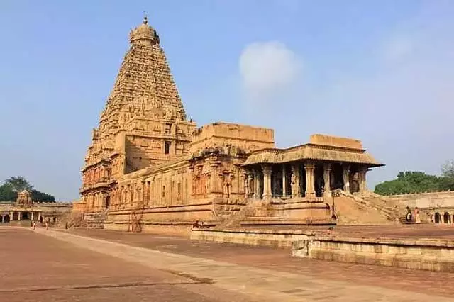 राजराजा चोल का जन्मदिन समारोह: पेरुवुदैयार का अभिषेक राजराजा चोल का जन्मदिन समारोह: पेरुवुदैयार का अभिषेक