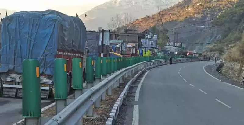 सिंगल-लेन के कारण एसजीआर-जेएमयू राजमार्ग पर ट्रैफिक धीमा सिंगल-लेन के कारण एसजीआर-जेएमयू राजमार्ग पर ट्रैफिक धीमा