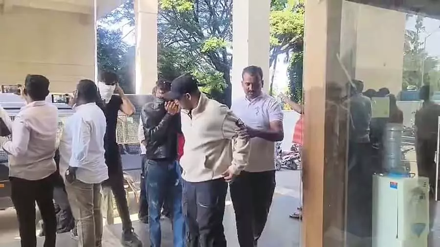 पुलिस ने रेव पार्टी पर छापा मारा: 150 से ज़्यादा लोग हिरासत में लिए गए पुलिस ने रेव पार्टी पर छापा मारा: 150 से ज़्यादा लोग हिरासत में लिए गए