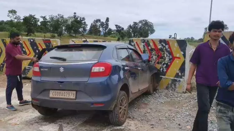 डिवाइडर से टकराई कार, गाड़ी के उड़े परखच्चे, मचा कोहराम डिवाइडर से टकराई कार, गाड़ी के उड़े परखच्चे, मचा कोहराम