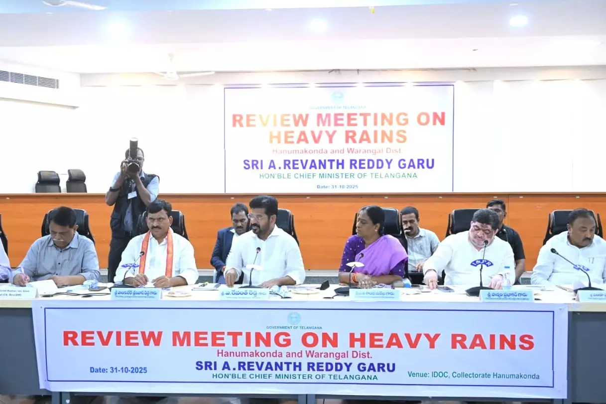 CM ने चक्रवात मोन्था से प्रभावित किसानों के लिए प्रति एकड़ 10,000 रुपये की घोषणा CM ने चक्रवात मोन्था से प्रभावित किसानों के लिए प्रति एकड़ 10,000 रुपये की घोषणा