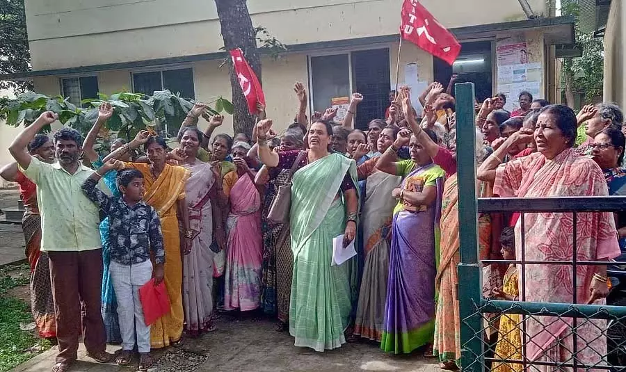 Doddaballapura : ग्रेच्युटी के पैसे की मांग को लेकर विरोध प्रदर्शन Doddaballapura : ग्रेच्युटी के पैसे की मांग को लेकर विरोध प्रदर्शन