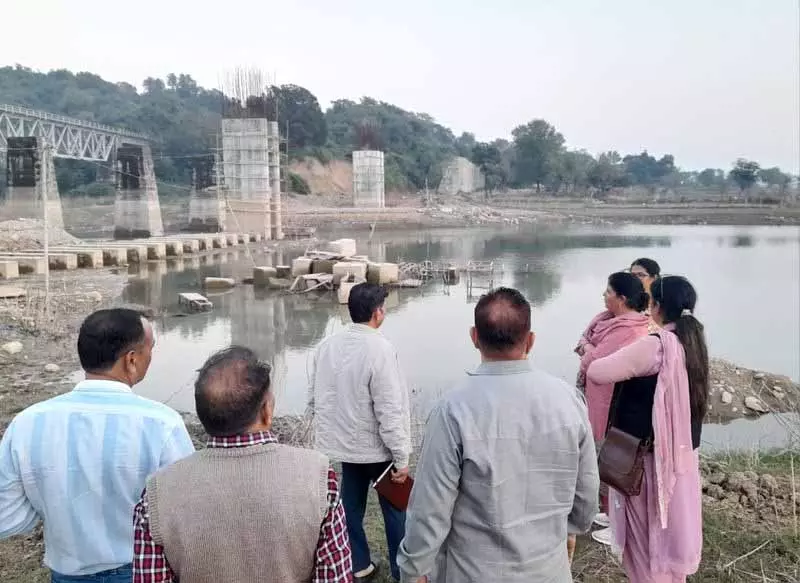 Himachal: घटती पोंग झील से 30,000 ग्रामीणों को फिर से जोड़ने के लिए पुल की उम्मीद जगी Himachal: घटती पोंग झील से 30,000 ग्रामीणों को फिर से जोड़ने के लिए पुल की उम्मीद जगी