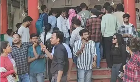 इंस्टीट्यूट में क्लास बंद होने से भड़के छात्र इंस्टीट्यूट में क्लास बंद होने से भड़के छात्र
