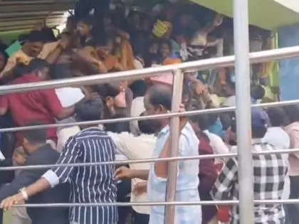 Andhra में एकादशी उत्सव के दौरान कम से कम 9 लोगों की मौत, कई घायल Andhra में एकादशी उत्सव के दौरान कम से कम 9 लोगों की मौत, कई घायल