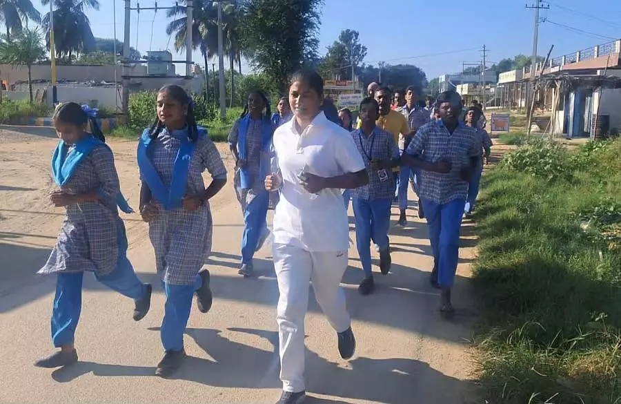 Karnataka : छात्रों, पुलिस अधिकारियों की दौड़ Karnataka : छात्रों, पुलिस अधिकारियों की दौड़