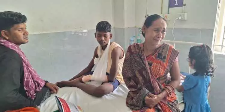 Subarnapur बेटे के इलाज के लिए महिला ने राशन कार्ड गिरवी रखा Subarnapur बेटे के इलाज के लिए महिला ने राशन कार्ड गिरवी रखा