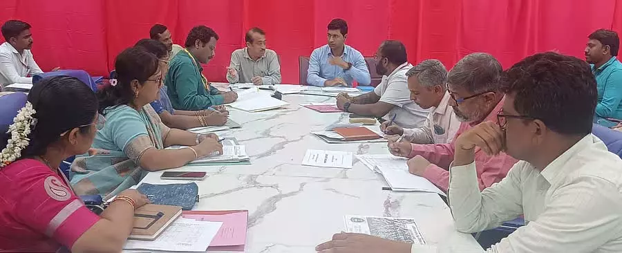 गन्ने के लिए ₹3,200 प्रति टन का भुगतान: डिप्टी कमिश्नर लक्ष्मी प्रिया ने वादा किया गन्ने के लिए ₹3,200 प्रति टन का भुगतान: डिप्टी कमिश्नर लक्ष्मी प्रिया ने वादा किया