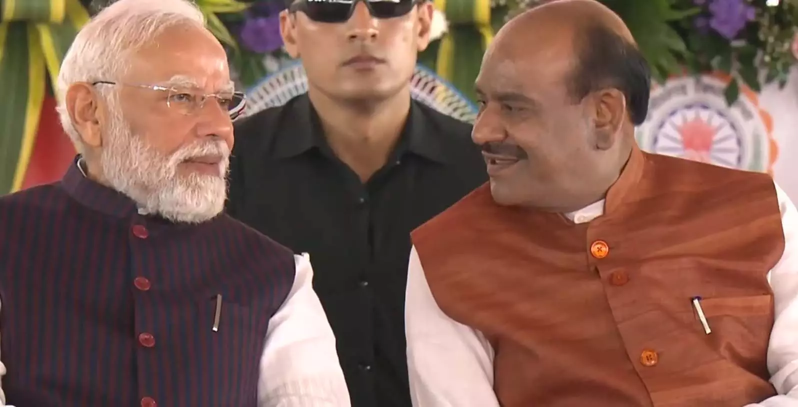 जब प्रधानमंत्री नरेंद्र मोदी ने की डॉ. रमन सिंह की तारीफ, VIDEO जब प्रधानमंत्री नरेंद्र मोदी ने की डॉ. रमन सिंह की तारीफ, VIDEO