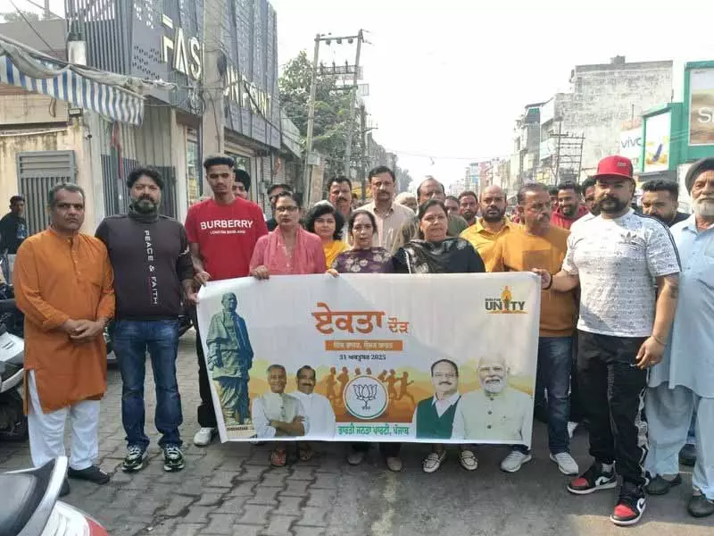 सरदार पटेल की स्मृति में BJP कार्यकर्ताओं और छात्रों ने एकता के लिए दौड़ लगाई सरदार पटेल की स्मृति में BJP कार्यकर्ताओं और छात्रों ने एकता के लिए दौड़ लगाई