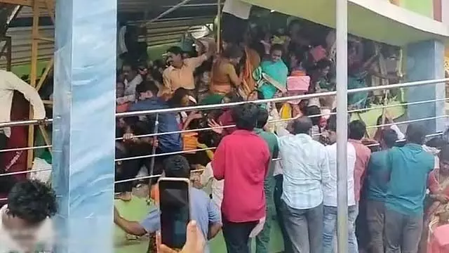 एक और भगदड़ का मामला: 9 श्रद्धालुओं की मौत, कासिबुग्गा वेंकटेश्वर स्वामी मंदिर में हादसा एक और भगदड़ का मामला: 9 श्रद्धालुओं की मौत, कासिबुग्गा वेंकटेश्वर स्वामी मंदिर में हादसा