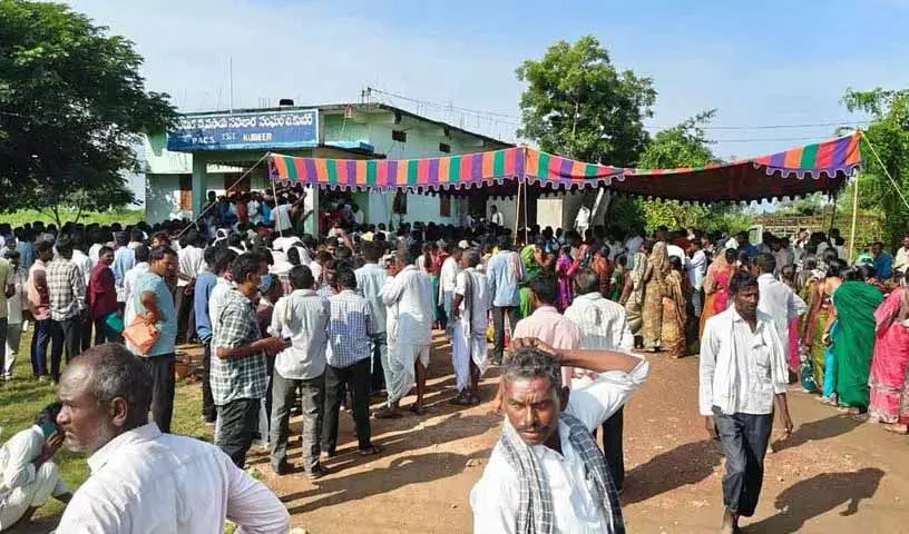 Nirmal में सोया खरीद केंद्र पर भगदड़ में 10 महिलाएं घायल Nirmal में सोया खरीद केंद्र पर भगदड़ में 10 महिलाएं घायल