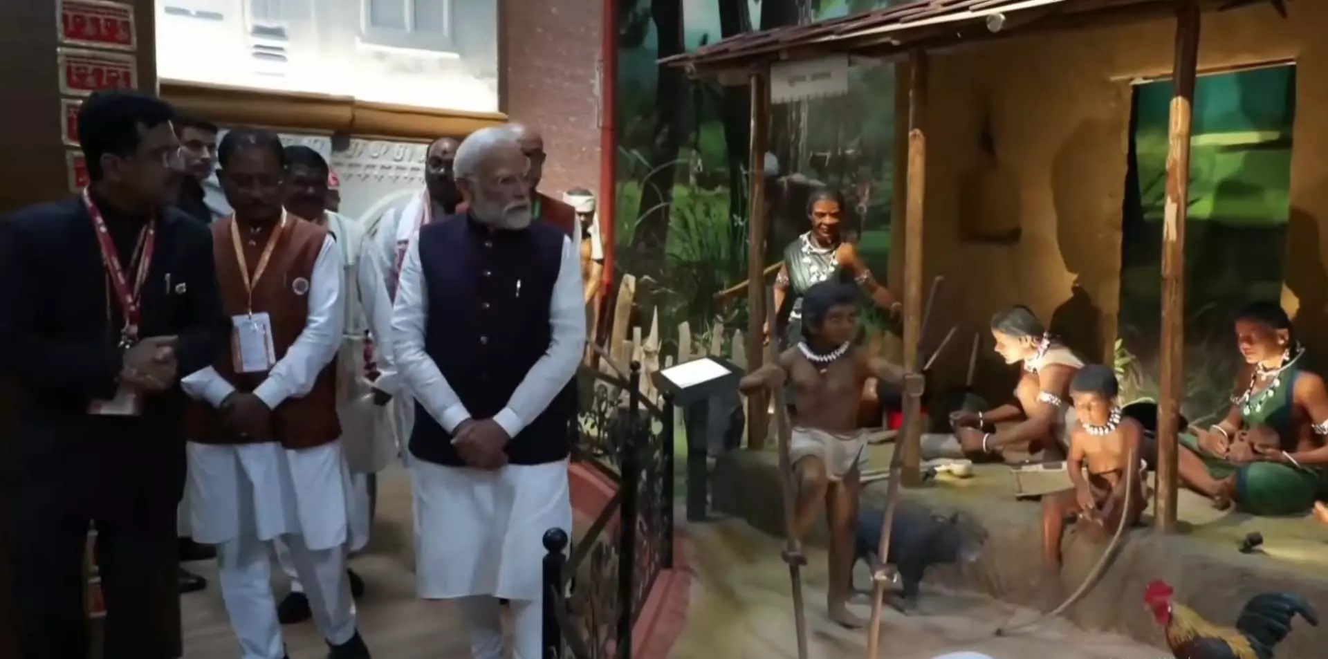 PM मोदी ने ट्राइबल म्यूजियम का किया उद्घाटन PM मोदी ने ट्राइबल म्यूजियम का किया उद्घाटन