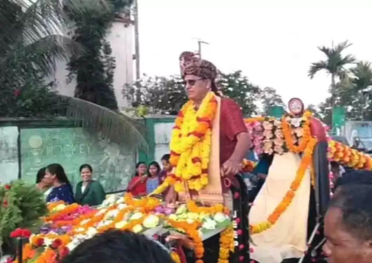 Malkangiri स्कूल: छात्रों ने शिक्षक को दिया यादगार और भव्य विदाई समारोह Malkangiri स्कूल: छात्रों ने शिक्षक को दिया यादगार और भव्य विदाई समारोह