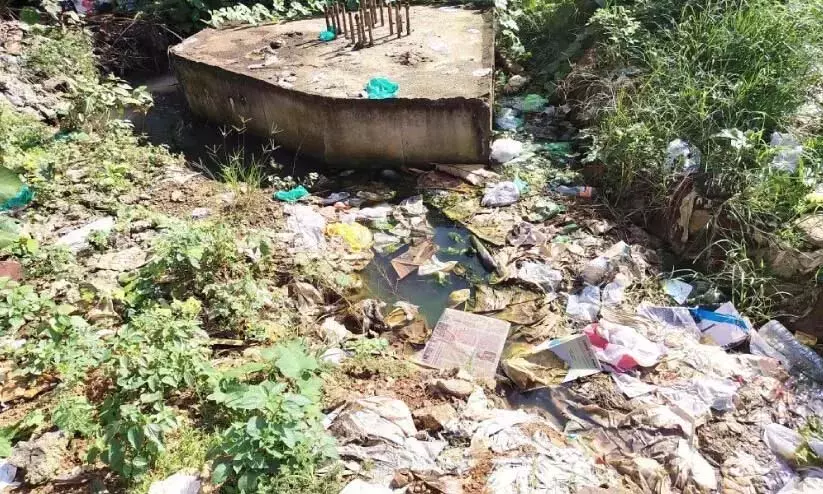 प्राइवेट बस स्टैंड पर गंदा पानी जमा है; यात्री नाक बंद कर रहे हैं प्राइवेट बस स्टैंड पर गंदा पानी जमा है; यात्री नाक बंद कर रहे हैं
