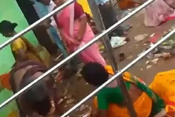 Andhra के वेंकटेश्वर स्वामी मंदिर में भगदड़, कई श्रद्धालुओं की मौत Andhra के वेंकटेश्वर स्वामी मंदिर में भगदड़, कई श्रद्धालुओं की मौत