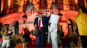 शटडाउन के बावजूद ट्रम्प ने व्हाइट हाउस में हैलोवीन मनाया शटडाउन के बावजूद ट्रम्प ने व्हाइट हाउस में हैलोवीन मनाया
