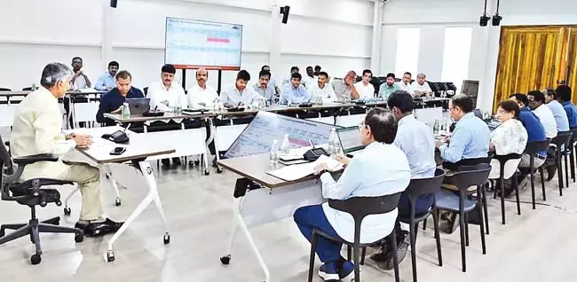 CM Chandrababu: हर 15 दिन में राजधानी के कामों का रिव्यू करेंगे CM Chandrababu: हर 15 दिन में राजधानी के कामों का रिव्यू करेंगे