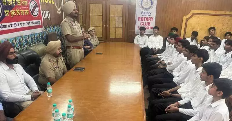 Ludhiana: छात्रों ने नशीली दवाओं के दुरुपयोग और सामाजिक बुराइयों के खिलाफ अभियान का समर्थन करने की शपथ ली Ludhiana: छात्रों ने नशीली दवाओं के दुरुपयोग और सामाजिक बुराइयों के खिलाफ अभियान का समर्थन करने की शपथ ली