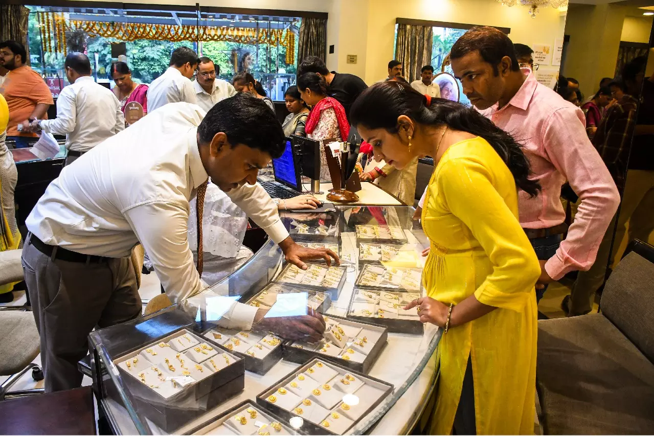 भारत और चीन से जुड़ी व्यापार वार्ताओं के बीच सोना लगातार दूसरी हफ्ते गिरा भारत और चीन से जुड़ी व्यापार वार्ताओं के बीच सोना लगातार दूसरी हफ्ते गिरा