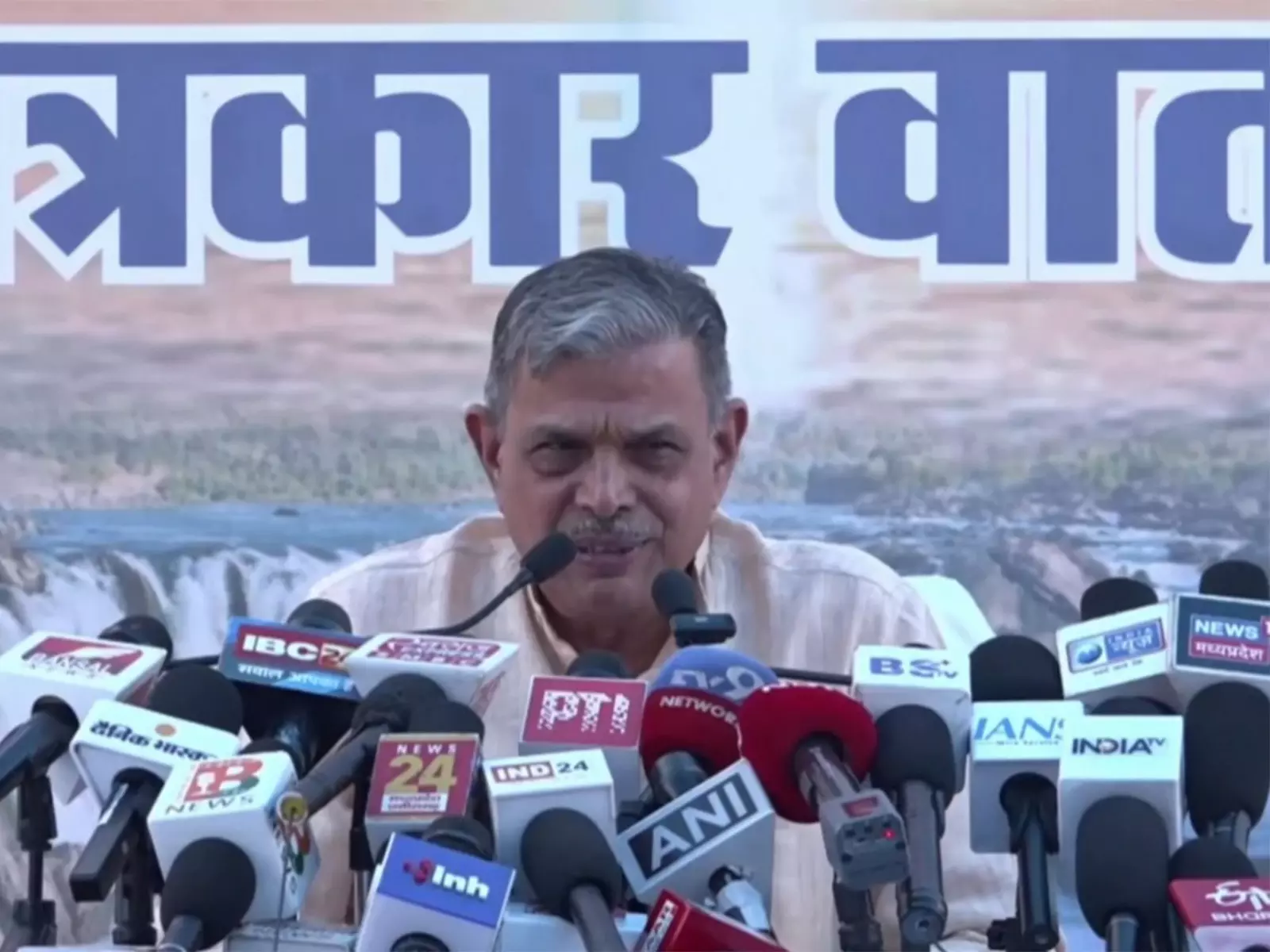 संघ पर प्रतिबंध की मांग पर बोले दत्तात्रेय होसबोले – “लोगों ने RSS को स्वीकार किया है” संघ पर प्रतिबंध की मांग पर बोले दत्तात्रेय होसबोले – “लोगों ने RSS को स्वीकार किया है”
