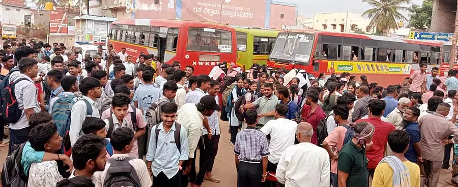 बस समय पर नहीं आ रही; छात्रों ने विरोध प्रदर्शन किया बस समय पर नहीं आ रही; छात्रों ने विरोध प्रदर्शन किया