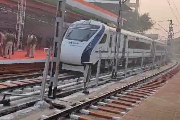 कोच्चि-बेंगलुरु के बीच नई वंदे भारत ट्रेन की सेवाएँ शीघ्र शुरू होंगी कोच्चि-बेंगलुरु के बीच नई वंदे भारत ट्रेन की सेवाएँ शीघ्र शुरू होंगी