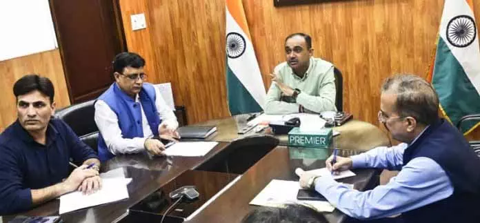 JAMMU: मंडलायुक्त ने पहाड़ी जिलों के लिए हेली सेवा की व्यवस्था की समीक्षा की JAMMU: मंडलायुक्त ने पहाड़ी जिलों के लिए हेली सेवा की व्यवस्था की समीक्षा की