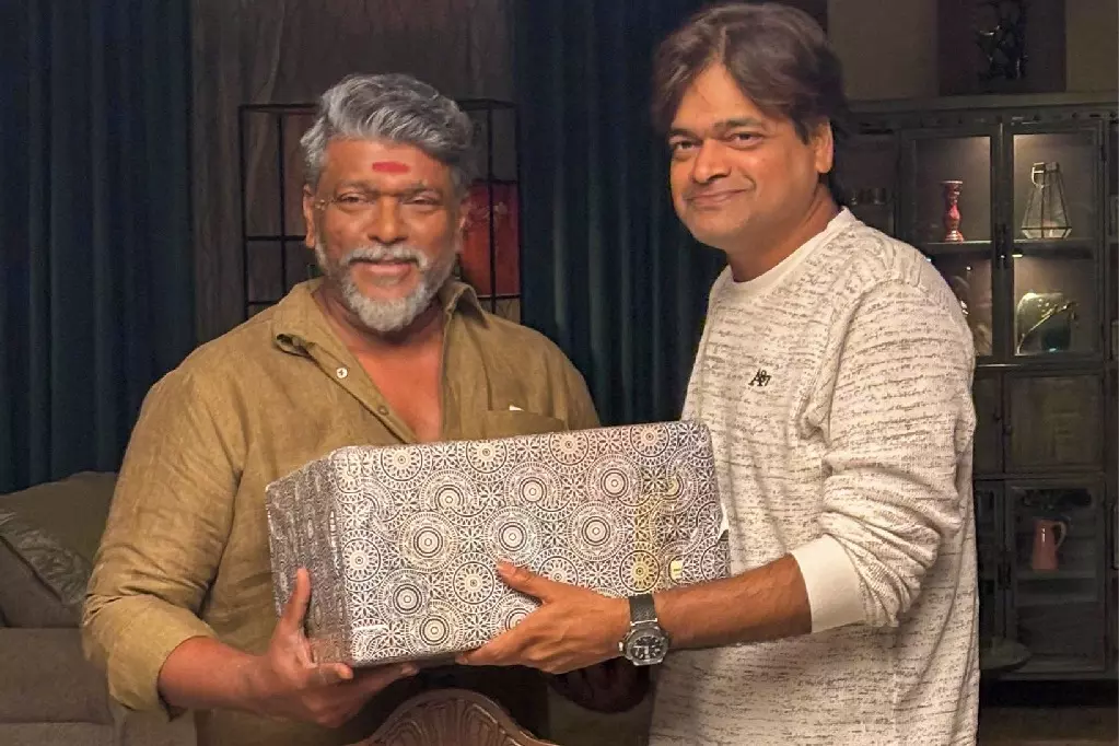 अभिनेता पार्थिबन ने उस्ताद भगत सिंह के निर्देशक हरीश शंकर को मोमेंटो भेंट किया अभिनेता पार्थिबन ने उस्ताद भगत सिंह के निर्देशक हरीश शंकर को मोमेंटो भेंट किया
