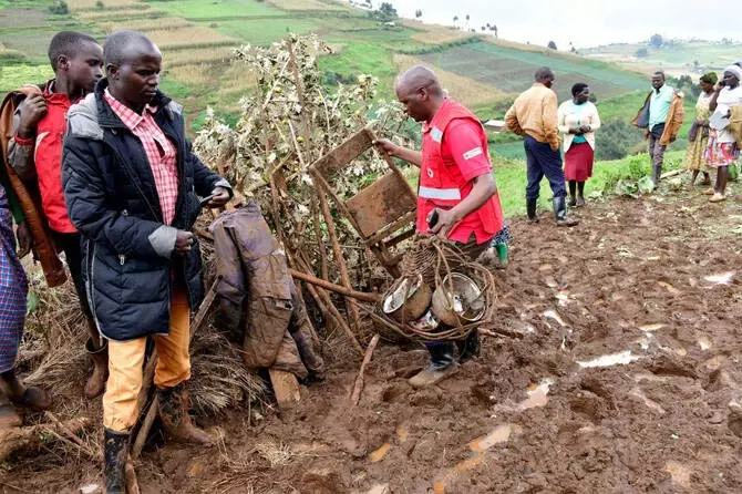 पश्चिमी Kenya में भूस्खलन से 13 की मौत, कई लापता पश्चिमी Kenya में भूस्खलन से 13 की मौत, कई लापता