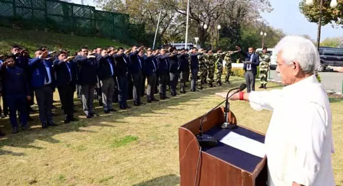 SRINAGAR: उपराज्यपाल ने राजभवन के कर्मचारियों को ‘एकता की शपथ’ दिलाई SRINAGAR: उपराज्यपाल ने राजभवन के कर्मचारियों को ‘एकता की शपथ’ दिलाई