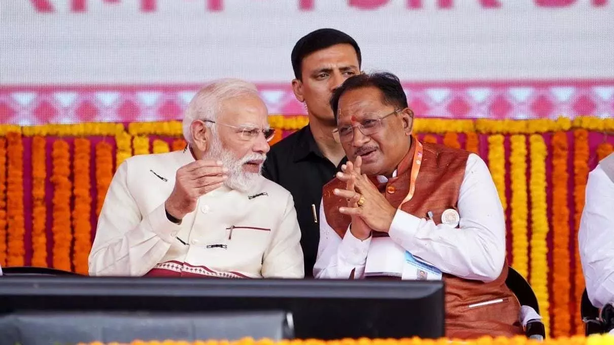 रजत महोत्सव में प्रधानमंत्री मोदी से मुख्यमंत्री विष्णुदेव साय की खास बातचीत रजत महोत्सव में प्रधानमंत्री मोदी से मुख्यमंत्री विष्णुदेव साय की खास बातचीत