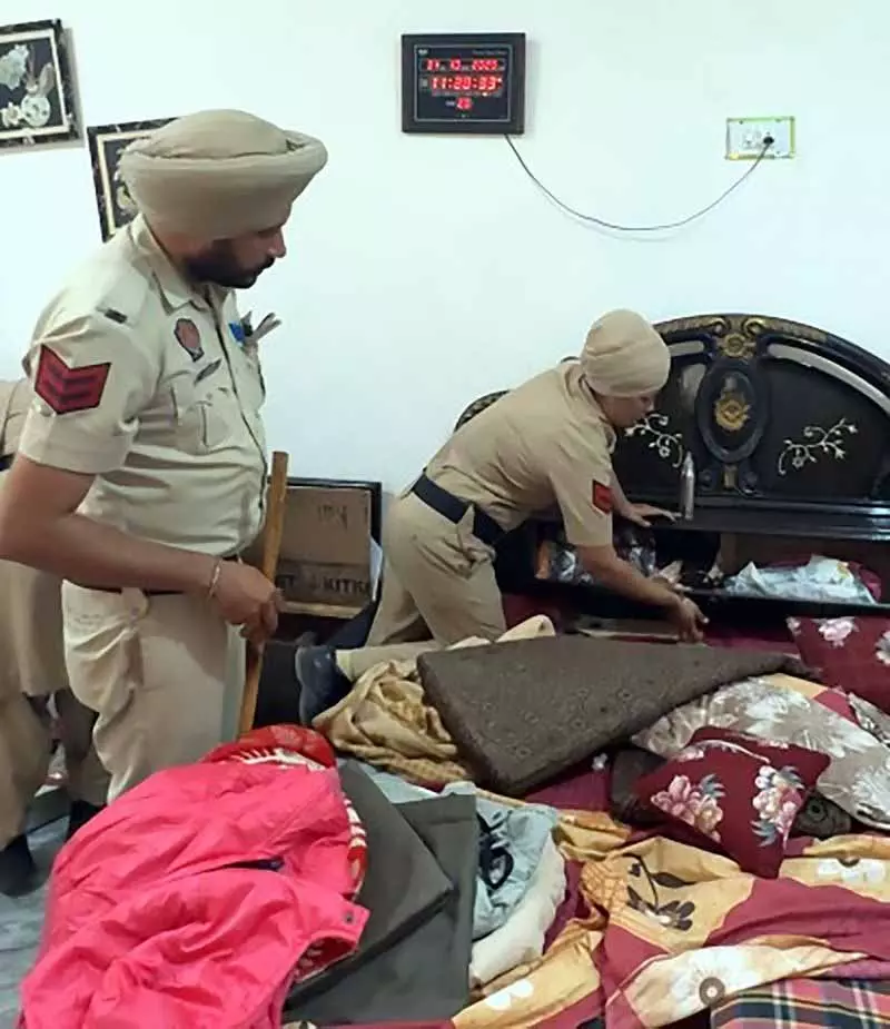 Amritsar: तलाशी अभियान के दौरान हेरोइन, अवैध शराब, दोपहिया वाहन जब्त Amritsar: तलाशी अभियान के दौरान हेरोइन, अवैध शराब, दोपहिया वाहन जब्त