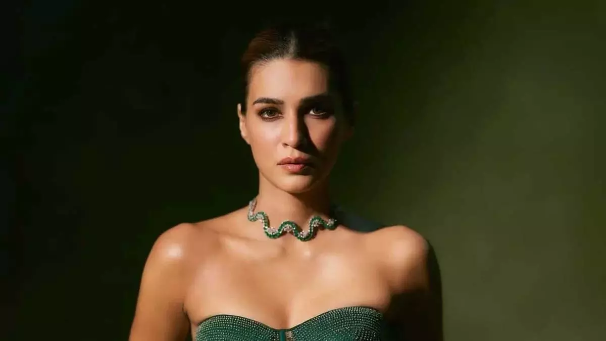 मीना कुमारी बायोपिक: Kriti Sanon की जगह नया चेहरा? मीना कुमारी बायोपिक: Kriti Sanon की जगह नया चेहरा?