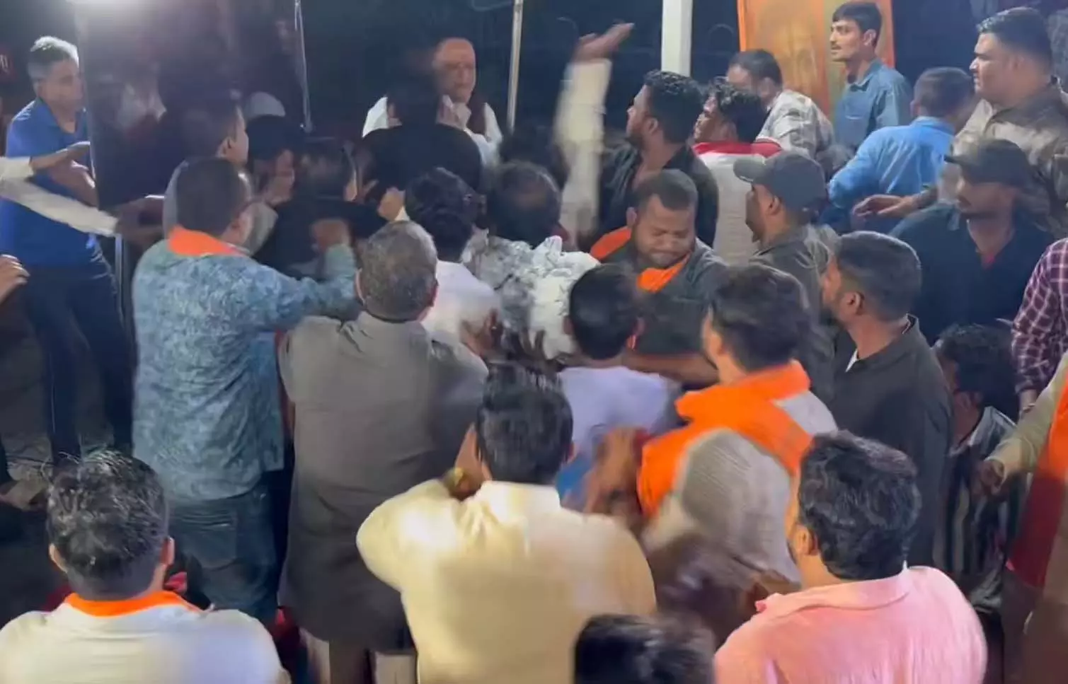 लाइव टीवी डिबेट के दौरान हंगामा, विधायक के समर्थकों पर गुंडागर्दी का आरोप लाइव टीवी डिबेट के दौरान हंगामा, विधायक के समर्थकों पर गुंडागर्दी का आरोप