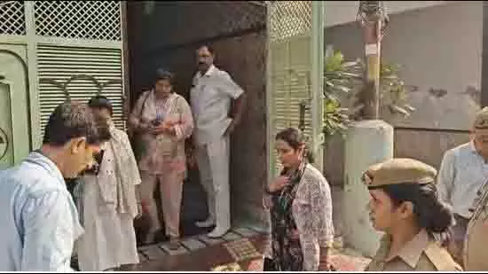 डेटलाइन सहारनपुर: विजिलेंस ने सेवानिवृत्त पुलिसकर्मी के घर पर छापा मारा डेटलाइन सहारनपुर: विजिलेंस ने सेवानिवृत्त पुलिसकर्मी के घर पर छापा मारा