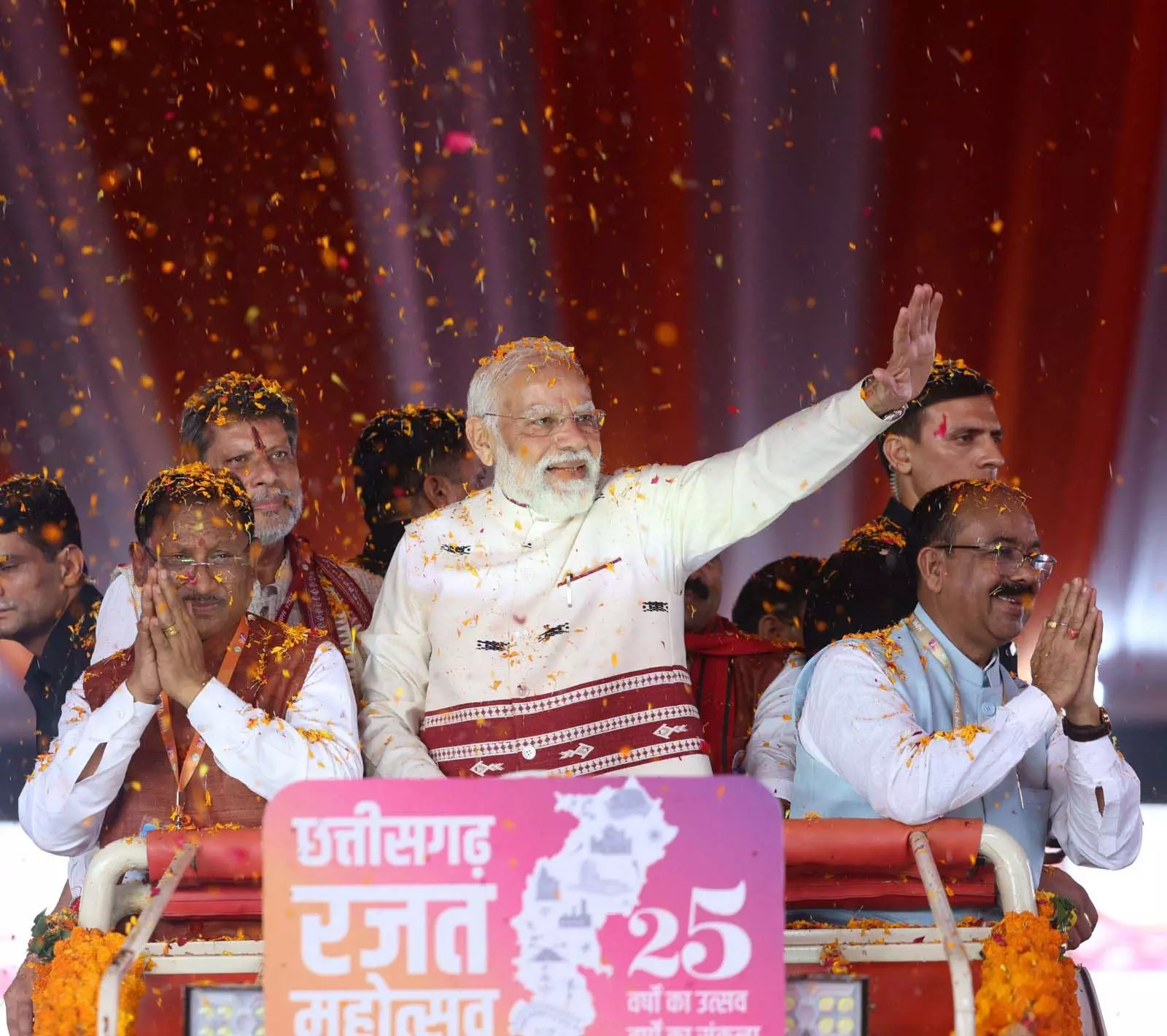 PM नरेंद्र मोदी ने राज्योत्सव स्थल पर विभिन्न विभागों द्वारा आयोजित प्रदर्शनी का किया शुभारंभ PM नरेंद्र मोदी ने राज्योत्सव स्थल पर विभिन्न विभागों द्वारा आयोजित प्रदर्शनी का किया शुभारंभ