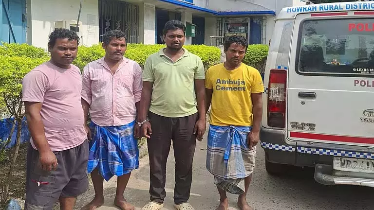 अशांति रोकने गए पुलिसकर्मियों को कथित तौर पर परेशान करने के आरोप में 4 गिरफ्तार अशांति रोकने गए पुलिसकर्मियों को कथित तौर पर परेशान करने के आरोप में 4 गिरफ्तार
