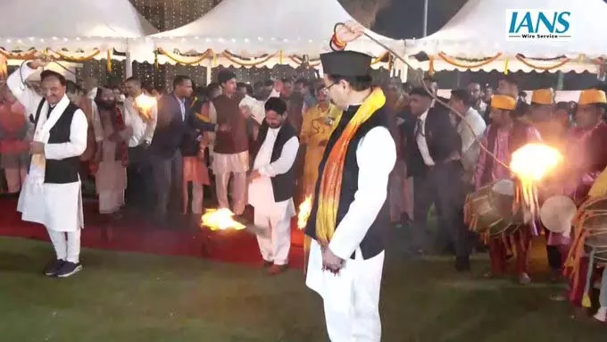धामी ने मनाया इगास पर्व, पारंपरिक अंदाज में मनाई लोक संस्कृति की खुशी धामी ने मनाया इगास पर्व, पारंपरिक अंदाज में मनाई लोक संस्कृति की खुशी