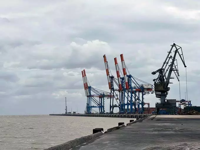 कांडला पोर्ट ने रचा इतिहास, अक्टूबर 2025 में 60,708 TEUs का रिकॉर्ड थ्रूपुट दर्ज कांडला पोर्ट ने रचा इतिहास, अक्टूबर 2025 में 60,708 TEUs का रिकॉर्ड थ्रूपुट दर्ज