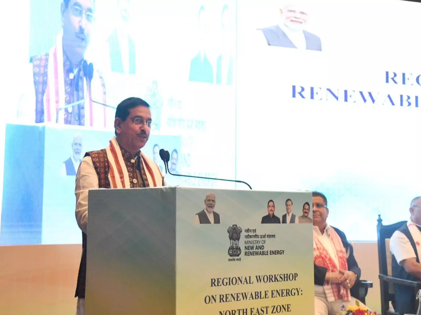 केंद्रीय मंत्री प्रल्हाद जोशी ने Guwahati में स्वास्थ्य, शिक्षा और सार्वजनिक वितरण पहलों की समीक्षा की केंद्रीय मंत्री प्रल्हाद जोशी ने Guwahati में स्वास्थ्य, शिक्षा और सार्वजनिक वितरण पहलों की समीक्षा की