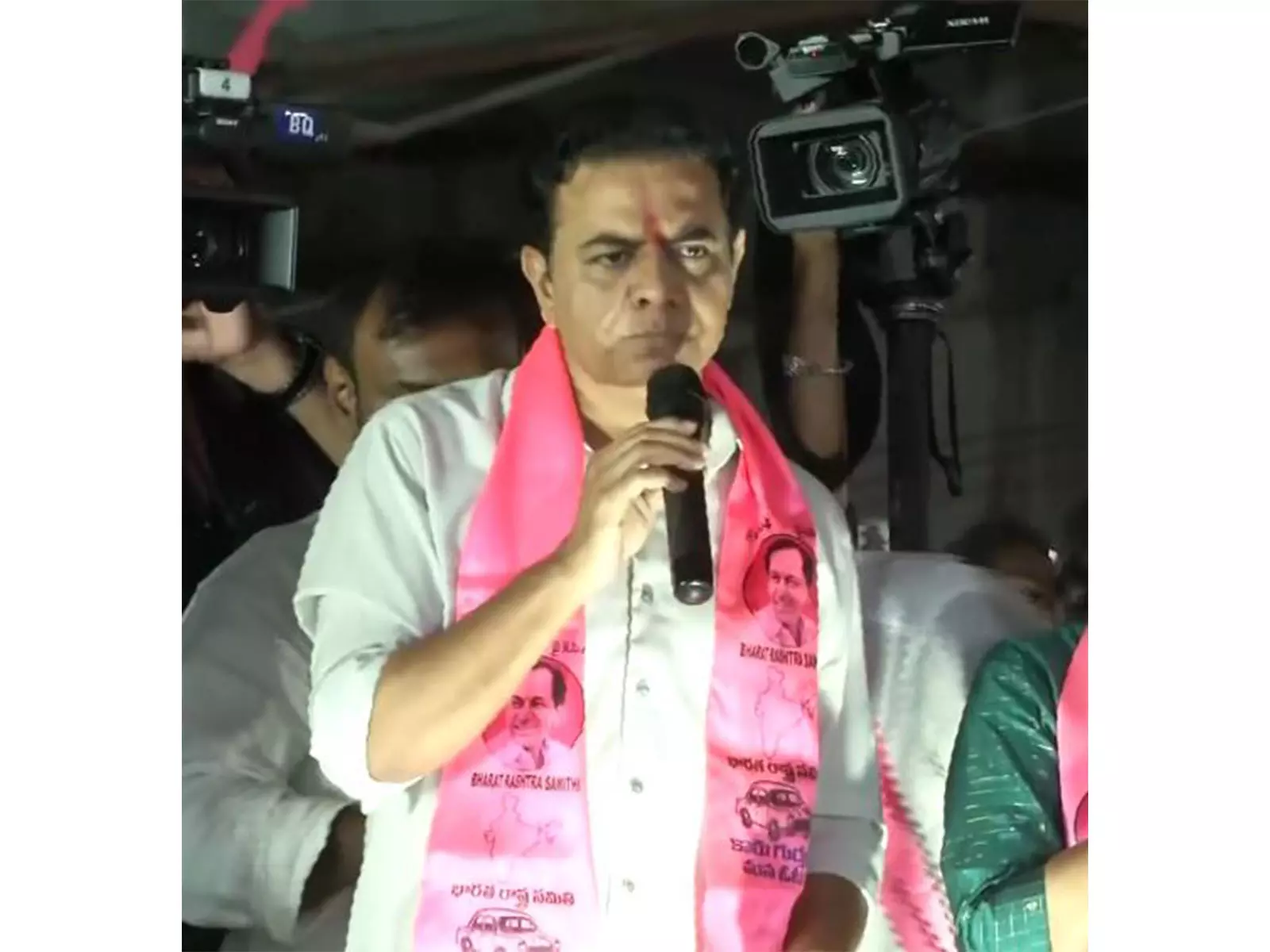 KTR ने रेवंत रेड्डी पर धमकी की राजनीति का आरोप लगाया, कहा- जुबली हिल्स में कांग्रेस हारेगी KTR ने रेवंत रेड्डी पर धमकी की राजनीति का आरोप लगाया, कहा- जुबली हिल्स में कांग्रेस हारेगी