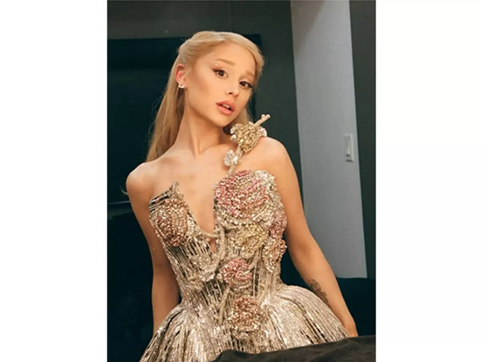 अमेरिकन हॉरर स्टोरी 2026 में Ariana Grande और फ्रैंचाइज़ी के पसंदीदा कलाकारों के साथ करेगी वापसी अमेरिकन हॉरर स्टोरी 2026 में Ariana Grande और फ्रैंचाइज़ी के पसंदीदा कलाकारों के साथ करेगी वापसी
